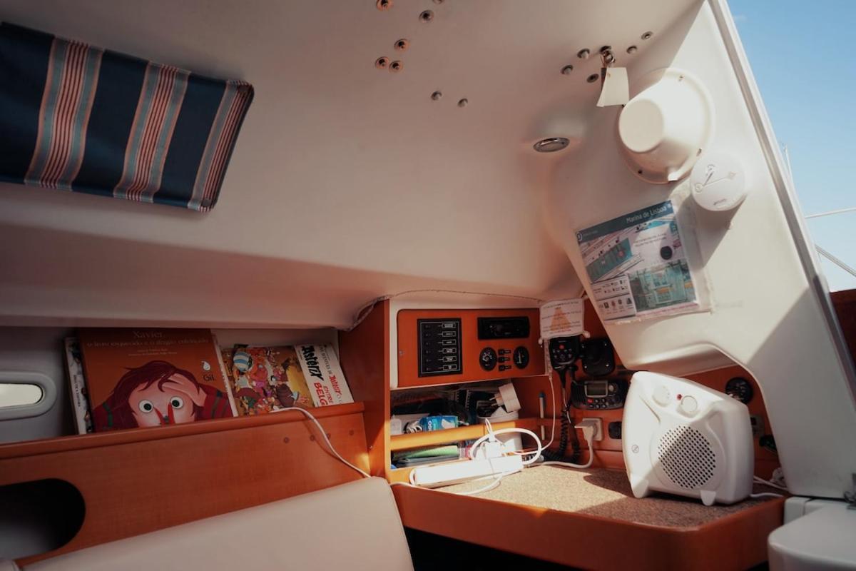 Hotel Surfbird Cozy Sailboat Escape Lisbona Esterno foto