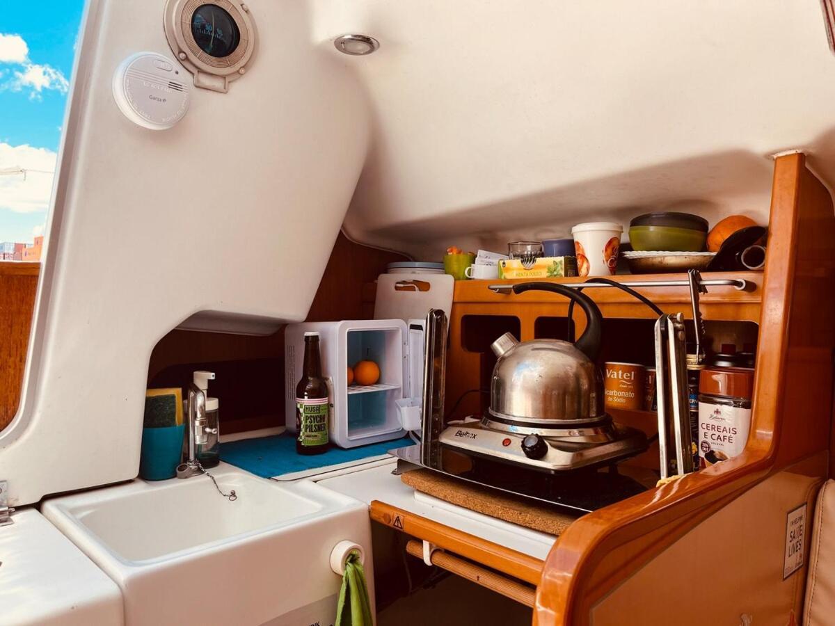 Hotel Surfbird Cozy Sailboat Escape Lisbona Esterno foto