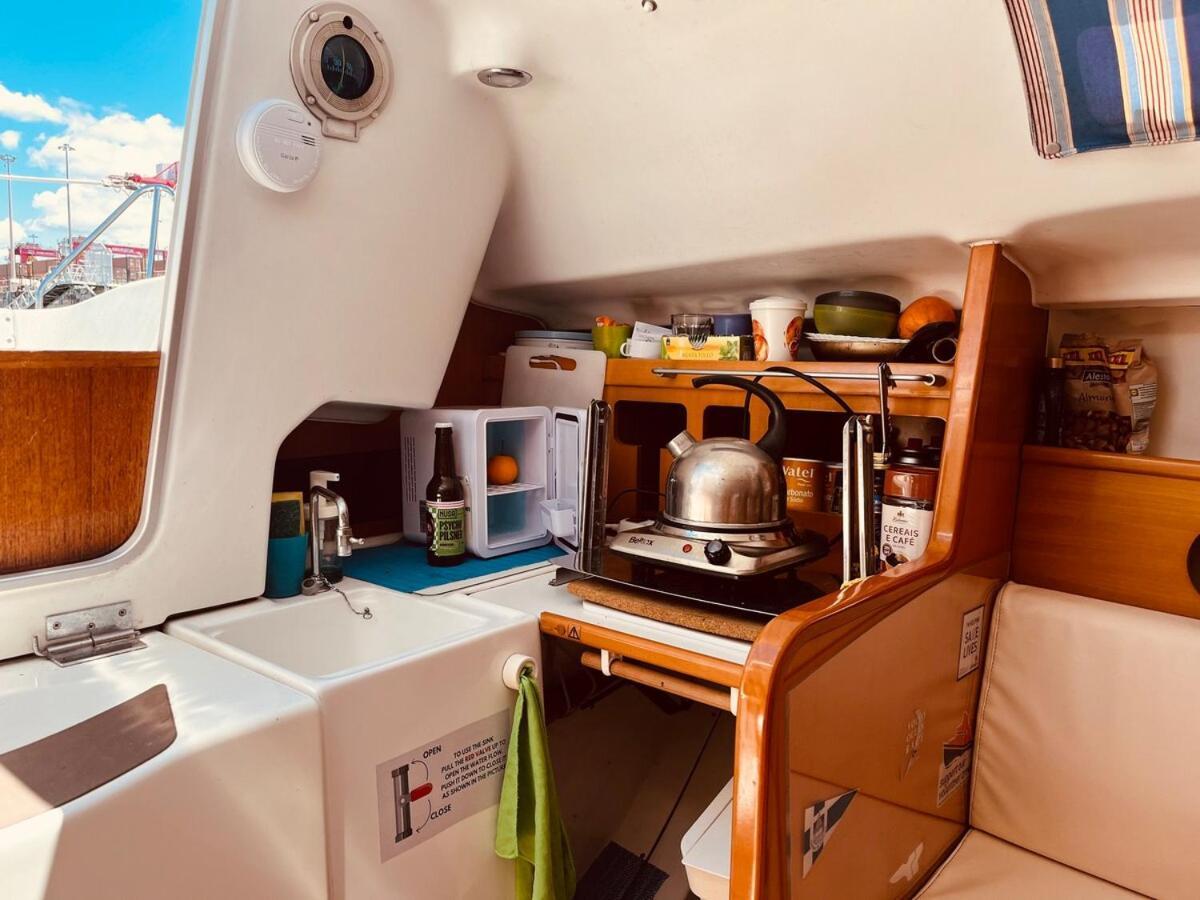 Hotel Surfbird Cozy Sailboat Escape Lisbona Esterno foto